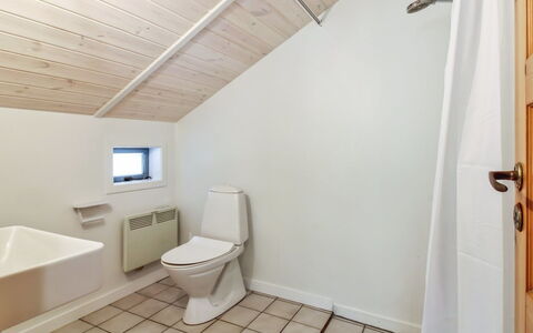 Niyazi - 3.1Km from the Sea: Pavimentazione, Idraulico Fixture, Pavimento, Soffitto, Bagno, Interior Design, Gabinetto, Idraulico, Rubinetto, Lavello
