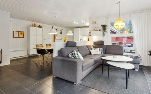 Tora - 3Km from the Sea: Mobilia, Interior Design, Pavimentazione, Divano, Legna, Soffitto, Soggiorno, Pavimento, Casa, Illuminazione