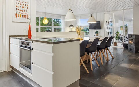 Tora - 3Km from the Sea: Pavimentazione, Interior Design, Mobilia, Cucina, Legna, Pavimento, Soffitto, Controsoffitto, Pavimento In Legno, Cabinetry