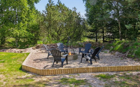 Tora - 3Km from the Sea: Arbusto, Giardino, Groundcover, Mobili Da Esterno, Landscaping, Backyard, Latifoglie, Shade, Plank, Passerella