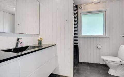 Tora - 3Km from the Sea: Idraulico Fixture, Pavimentazione, Pavimento, Lavello, Interior Design, Rubinetto, Idraulico, Bagno, Mobiletto Del Bagno, Piastrella