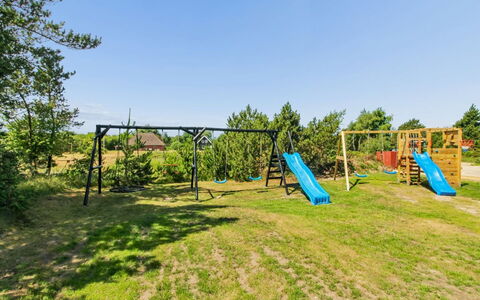 Tora - 3Km from the Sea: Blu, Campo Da Giuoco, Shade, Attrezzatura Giochi All'Aperto, Giardino, Prato, Parco, Terreno Di Gioco, Landscaping, Scivolo