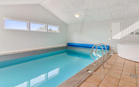 Tora - 3Km from the Sea: Pavimentazione, Pavimento, Soffitto, Materiale Composito, Piscina, Color Legno, Latifoglie, Design, Pavimento In Legno, Piastrella