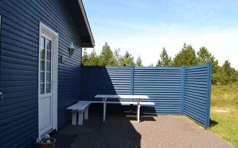 Redward - 1Km from the Sea: Blu, Raccordo, Shade, Mobili Da Esterno, Backyard, Cortile, Latifoglie, Plank, Prato, Design
