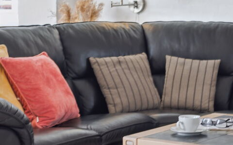 Langsom - 100M from the Sea: Mobilia, Divano, Soggiorno, Interior Design, Comfort, Cuscino, Lancia Cuscino, Pelle, Cuscino