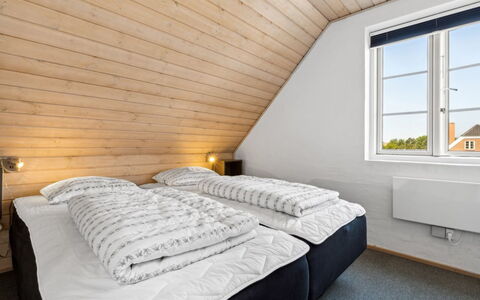 Langsom - 100M from the Sea: Legna, Camera Da Letto, Latifoglie, Illuminazione Diurna, Letto, Bedding, Color Legno, Telaio Del Letto, Attico, Plank