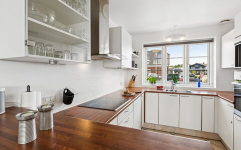 Langsom - 100M from the Sea: Cucina, Controsoffitto, Elettrodomestico Da Cucina, Cabinetry, Interior Design, Mobilia, Pavimentazione, Apparecchio Major, Legna, Elettrodomestico