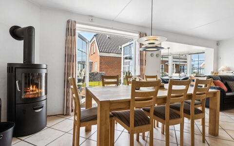 Langsom - 100M from the Sea: Mobilia, Interior Design, Pavimentazione, Legna, Pavimento, Tavolo, Cucina & Sala Da Pranzo Tavolo, Soffitto, Sedia, Sala Da Pranzo