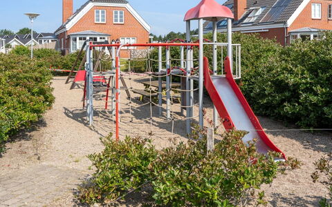 Langsom - 100M from the Sea: Attrezzatura Giochi All'Aperto, Spazio Pubblico, Campo Da Giuoco, Ricreazione, Insediamento Umano, Scivolo, Terreno Di Gioco, Tempo Libero, Giardino, Landscaping