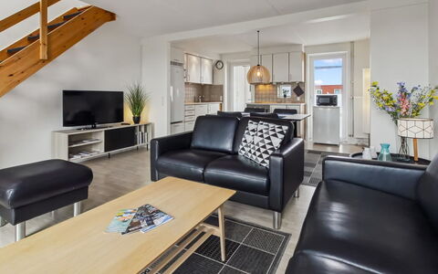Femja - 2.3Km from the Sea: Pavimentazione, Interior Design, Divano, Mobilia, Pavimento, Soffitto, Camera, Soggiorno, Pavimento In Legno, Appartamento