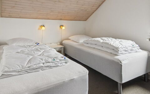 Femja - 2.3Km from the Sea: Letto, Camera Da Letto, Lenzuolo, Bedding, Legna, Soffitto, Interior Design, Pavimento, Biancheria, Telaio Del Letto