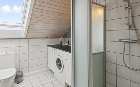 Femja - 2.3Km from the Sea: Pavimentazione, Pavimento, Idraulico Fixture, Interior Design, Soffitto, Bagno, Idraulico, Camera, Rubinetto, Lavello