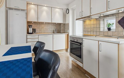 Femja - 2.3Km from the Sea: Pavimentazione, Cucina, Elettrodomestico Da Cucina, Interior Design, Pavimento, Apparecchio Major, Legna, Controsoffitto, Soffitto, Mobilia