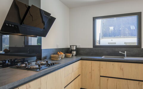 Ericaro: Cabinetry, Controsoffitto, Proprietà, Mobilia, Rubinetto, Lavandino Della Cucina, Lavello, Legna, Costruzione, Cucina
