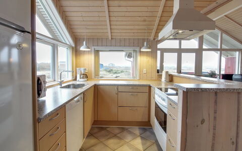 Oivi - 430M from the Sea: Legna, Pavimentazione, Interior Design, Cucina, Soffitto, Controsoffitto, Pavimento, Cabinetry, Mobilia, Lavello