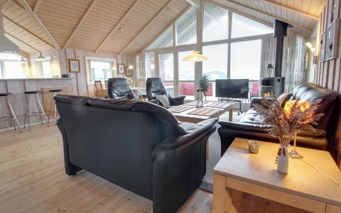 Oivi - 430M from the Sea: Legna, Soffitto, Mobilia, Interior Design, Casa, Divano, Soggiorno, Casa, Pavimento, Villetta