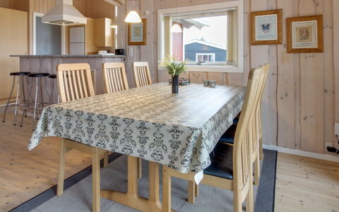 Oivi - 430M from the Sea: Legna, Pavimentazione, Interior Design, Pavimento, Mobilia, Soffitto, Cucina & Sala Da Pranzo Tavolo, Pavimento In Legno, Camera, Sala Da Pranzo
