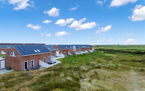 Reija - 2.3Km from the Sea: Architettura, Tetto, Casa, Materiale Composito, Illuminazione Diurna, Raccordo, Driveway