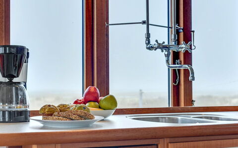 Sybilla - 700M from the Sea: Bicchiere, Cucina, Serveware, Color Legno, Pianta Della Casa, Controsoffitto, Vernice, Rubinetto, Elettrodomestico Da Cucina