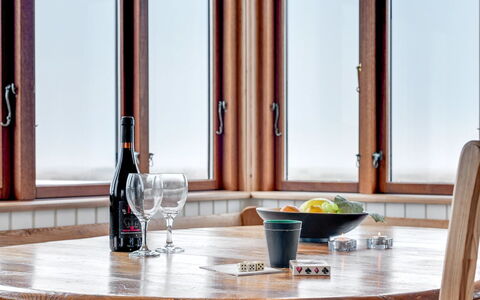 Sybilla - 700M from the Sea: Legna, Interior Design, Bicchiere, Color Legno, Vernice, Latifoglie, Sala Da Pranzo, Serveware, Illuminazione Diurna, Cucina & Sala Da Pranzo Tavolo