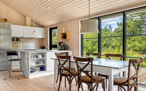 Turkka - 3.8Km from the Sea: Mobilia, Interior Design, Legna, Pavimentazione, Soffitto, Cucina, Cucina & Sala Da Pranzo Tavolo, Controsoffitto, Sedia, Tavolo