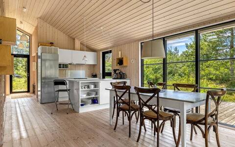 Turkka - 3.8Km from the Sea: Legna, Interior Design, Mobilia, Pavimentazione, Soffitto, Pavimento In Legno, Cucina & Sala Da Pranzo Tavolo, Pavimento, Sedia, Sala Da Pranzo