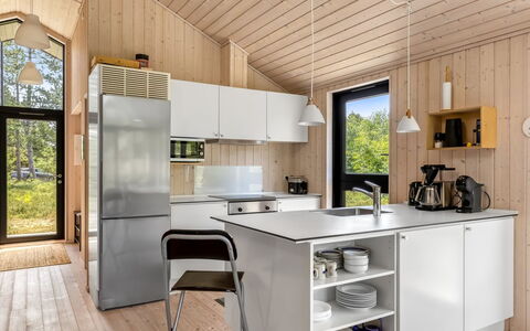 Turkka - 3.8Km from the Sea: Cucina, Elettrodomestico Da Cucina, Legna, Controsoffitto, Interior Design, Pavimentazione, Mobilia, Pavimento, Soffitto, Cucina & Sala Da Pranzo Tavolo