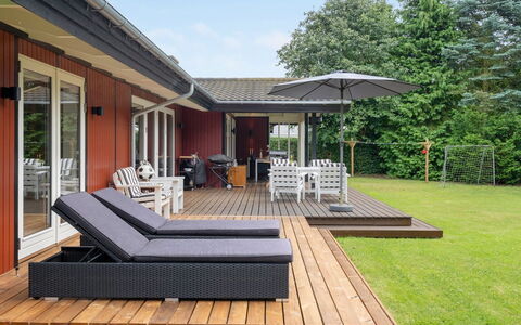 Malwina - 800M from the Sea: Legna, Mobili Da Esterno, Mobilia, Giardino, Casa, Portico, Tetto, Deck, Shade, Sedia