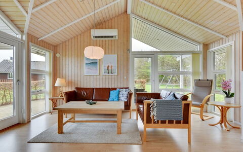 Deline - 250M from the Sea: Legna, Interior Design, Pavimentazione, Soffitto, Pavimento, Casa, Mobilia, Soggiorno, Divano, Porta