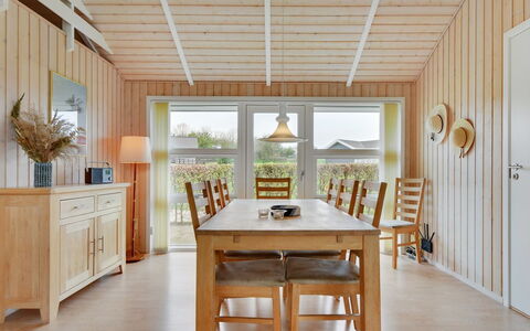 Deline - 250M from the Sea: Mobilia, Pavimentazione, Interior Design, Legna, Soffitto, Pavimento, Tavolo, Pavimento In Legno, Cucina & Sala Da Pranzo Tavolo, Sala Da Pranzo
