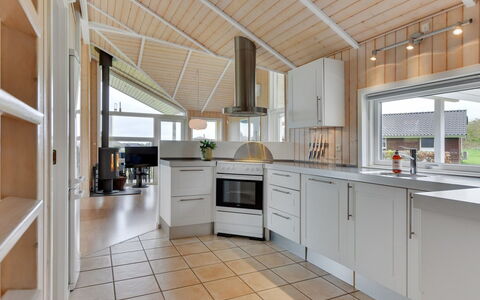 Deline - 250M from the Sea: Pavimentazione, Cucina, Legna, Soffitto, Interior Design, Pavimento, Controsoffitto, Cabinetry, Elettrodomestico, Elettrodomestico Da Cucina