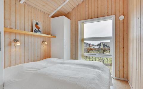 Deline - 250M from the Sea: Legna, Soffitto, Casa, Plank, Color Legno, Latifoglie, Camera Da Letto, Letto, Compensato, Design