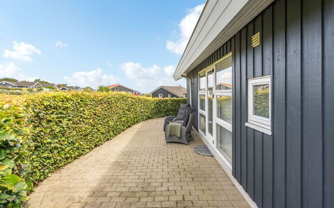 Deline - 250M from the Sea: Casa, Groundcover, Landscaping, Raccordo, Giardino, Estate, Hedge, Cortile, Prato, Shade