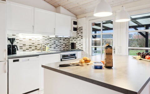 Mahalia - 300M from the Sea: Cucina, Controsoffitto, Interior Design, Pavimentazione, Soffitto, Legna, Lampada, Mobilia, Cabinetry, Elettrodomestico Da Cucina