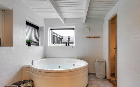 Hansina - 500M from the Sea: Idraulico Fixture, Pavimentazione, Bagno, Vasca Da Bagno, Pavimento, Interior Design, Soffitto, Idraulico, Rubinetto, Camera