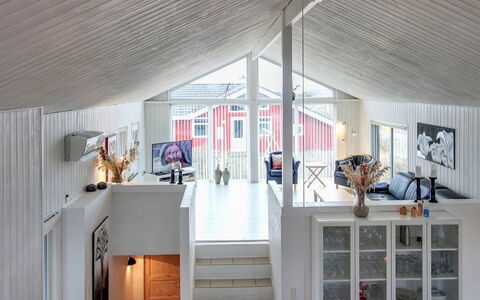 Hansina - 500M from the Sea: Soffitto, Casa, Interior Design, Le Scale, Lampada, Latifoglie, Pavimento In Legno, Soggiorno, Sedia, Dipingere
