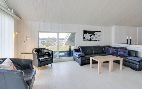 Hansina - 500M from the Sea: Legna, Soffitto, Pavimentazione, Pavimento In Legno, Pavimento, Interior Design, Latifoglie, Soggiorno, Pavimento Laminato, Camera
