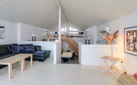 Hansina - 500M from the Sea: Pavimentazione, Interior Design, Soffitto, Pavimento, Legna, Mobilia, Pavimento In Legno, Camera, Illuminazione, Soggiorno