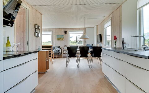 Kris - 200M from the Sea: Pavimentazione, Legna, Pavimento In Legno, Pavimento, Cucina, Interior Design, Controsoffitto, Mobilia, Casa, Soffitto