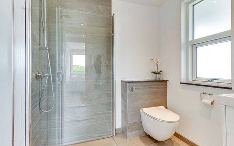 Kris - 200M from the Sea: Bagno, Pavimentazione, Idraulico Fixture, Pavimento, Interior Design, Gabinetto, Toilet Seat, Idraulico, Casa, Piastrella