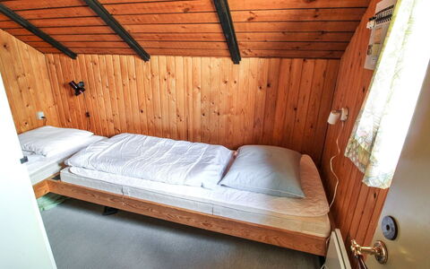 Keijo - 1.5Km from the Sea: Letto, Camera Da Letto, Legna, Pavimentazione, Pavimento, Mobilia, Lenzuolo, Bedding, Soffitto, Telaio Del Letto