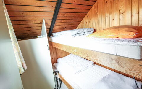 Keijo - 1.5Km from the Sea: Legna, Letto A Castello, Camera Da Letto, Letto, Pavimento, Latifoglie, Color Legno, Plank, Telaio Del Letto, Bedding