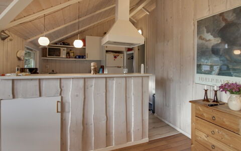 Eline - 1.5Km from the Sea: Mobilia, Legna, Pavimentazione, Interior Design, Pavimento, Soffitto, Lampada, Controsoffitto, Cucina, Camera
