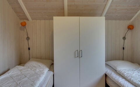 Eline - 1.5Km from the Sea: Camera Da Letto, Parete, Letto, Legna, Pavimento, Pavimentazione, Lenzuolo, Interior Design, Bedding, Camera