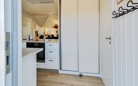 Morlin - 2Km from the Sea: Pavimentazione, Legna, Interior Design, Pavimento, Apparecchio Major, Soffitto, Camera, Cucina, Pavimento In Legno, Mobilia