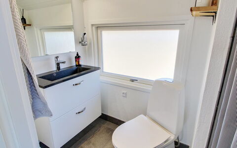 Morlin - 2Km from the Sea: Pavimento, Pavimentazione, Idraulico Fixture, Idraulico, Rubinetto, Bagno, Soffitto, Lavello, Lavandino Del Bagno, Gabinetto