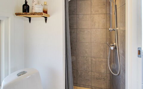 Morlin - 2Km from the Sea: Parete, Idraulico Fixture, Pavimentazione, Bagno, Pavimento, Interior Design, Gabinetto, Idraulico, Camera, Piastrella
