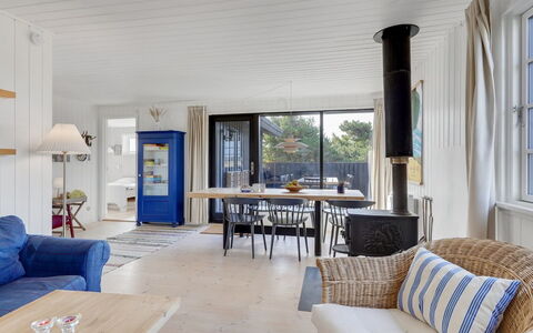 Aleksi - 500M from the Sea: Mobilia, Pavimentazione, Interior Design, Pavimento, Legna, Sedia, Soffitto, Tavolo, Camera, Soggiorno