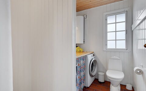 Aleksi - 500M from the Sea: Pavimentazione, Interior Design, Pavimento, Idraulico Fixture, Soffitto, Camera, Bagno, Lavatrice, Idraulico, Mobiletto Del Bagno