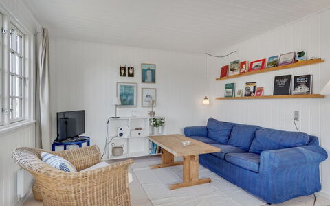 Aleksi - 500M from the Sea: Mobilia, Divano, Interior Design, Pavimentazione, Parete, Pavimento, Legna, Soggiorno, Soffitto, Camera